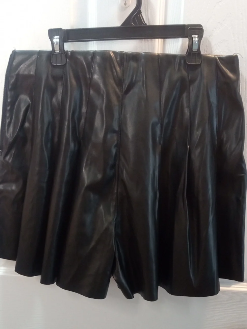 ENTRO FAUX LEATHER SKORT